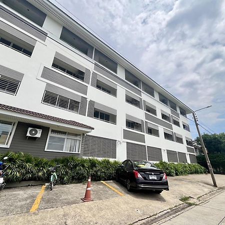 Ruan Plaisoi Apartment Bangkok Exterior foto